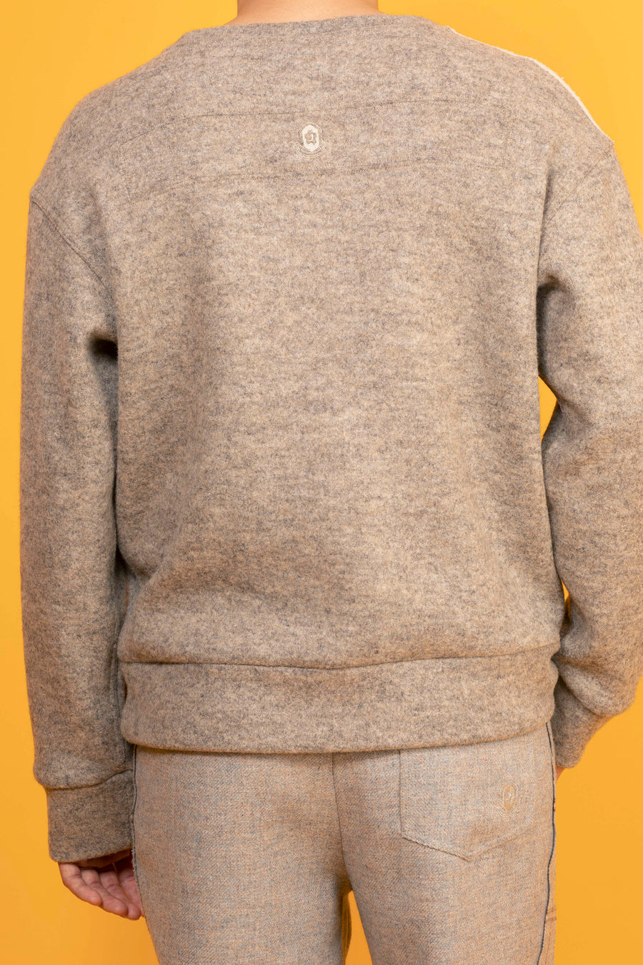 SELAGO – V DETAILED SWEATSHIRT
