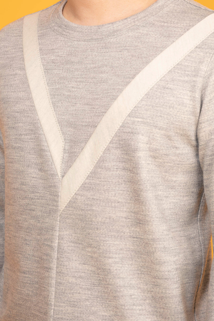 TOE-V-DETAILED T-SHIRT